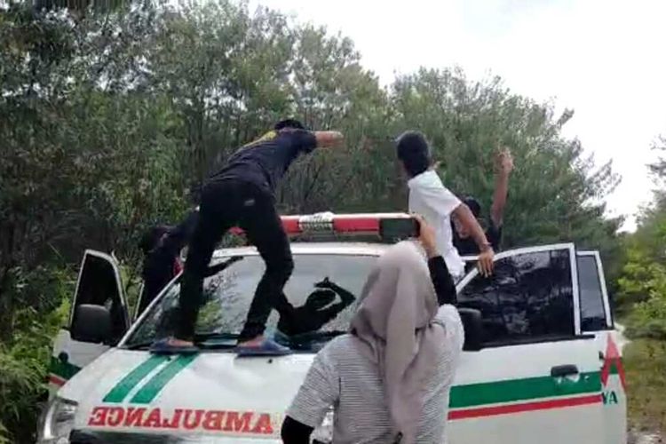 Viral, video oknum Mahasiswa yang sedang KKN berjoget di atas ambulans