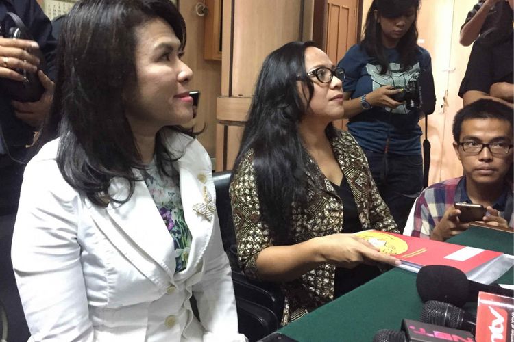 Adik sekaligus kuasa hukum mantan Gubernur DKI Jakarta Basuki Tjahaja Purnama alias Ahok, Fifi Lety Indra (kiri) menghadiri persidangan gugatan cerai Ahok terhadap istrinya, Veronica Tan, di Pengadilan Negeri Jakarta Utara, Rabu (7/2/2018).