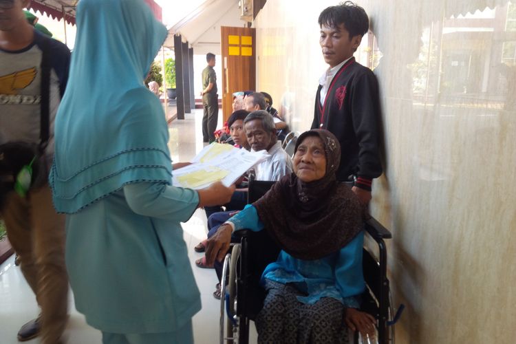 Ginah (73) warga Wedarijaksa, Kabupaten Pati  sesaat sebelum menjalankan operasi katarak gratis di RSUD Ambarawa, Kamis (5/10/2017) pagi.