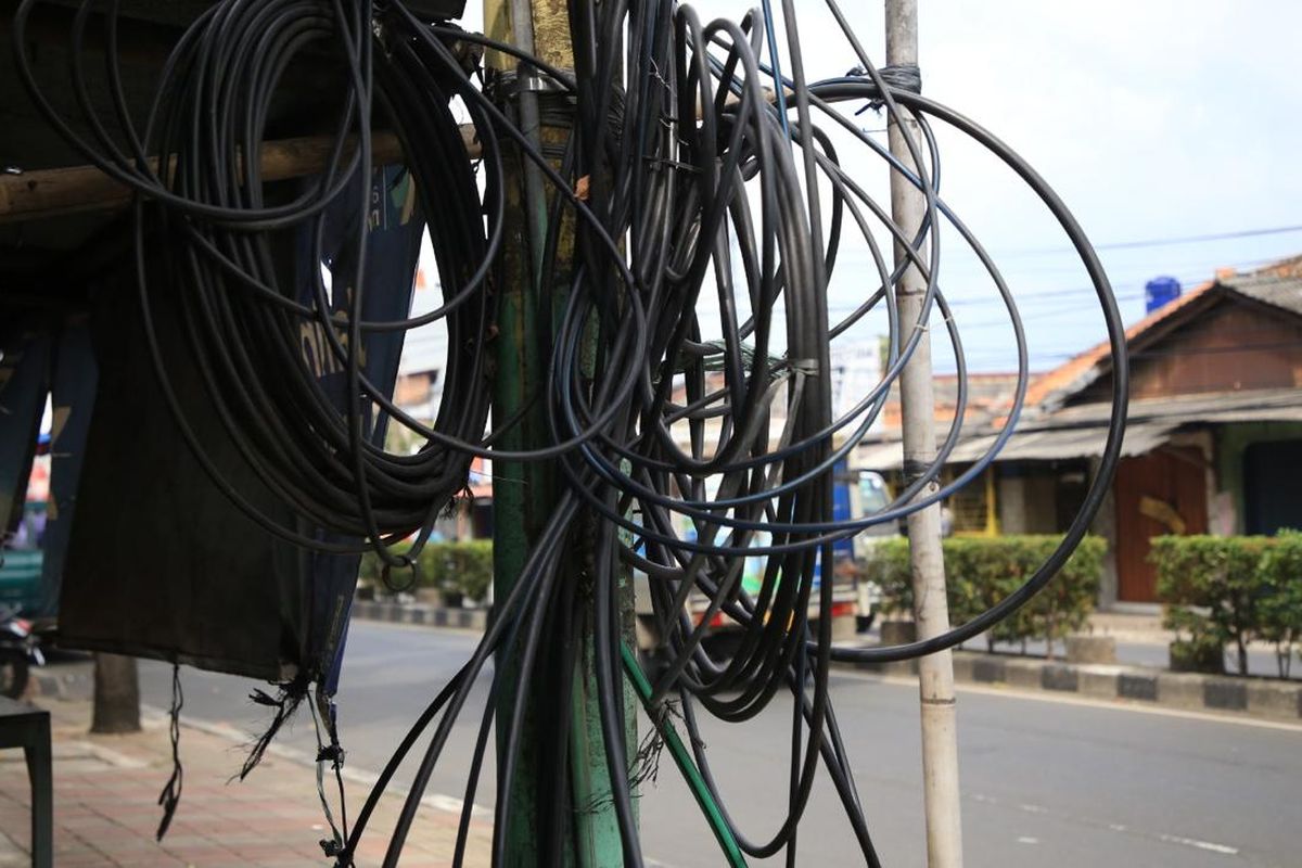 Pemerintah Kota (Pemkot) Tangerang berupaya menangani dan menata ulang kabel-kabel udara yang semrawut di sejumlah wilayah. 
