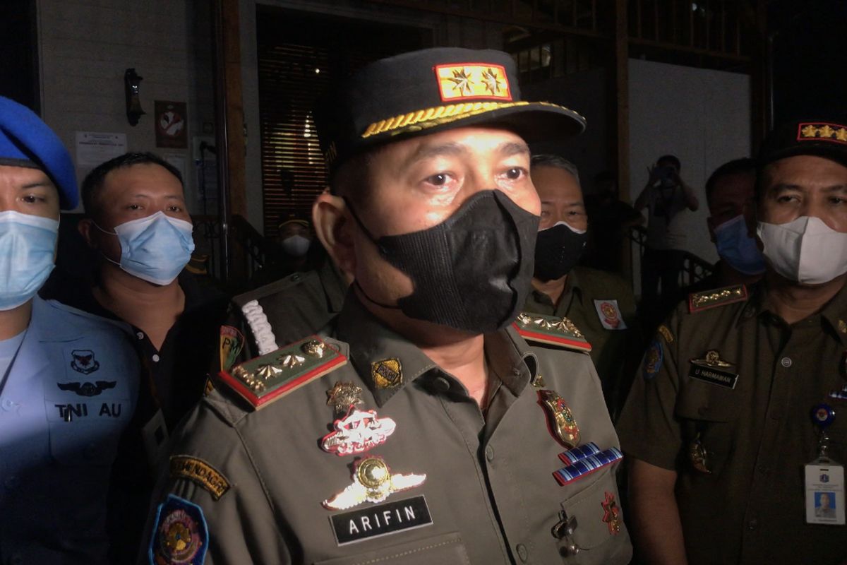 Kepala Satuan Polisi Pamong Praja DKI Jakarta, Arifin memberikan keterangan pers kepada wartawan seusai memberikan sanksi terhadap pelanggaran yang dilakukan Holywings Kemang, Bangka, Mampang Prapatan, Jakarta Selatan pada Senin (6/9/2021) malam.