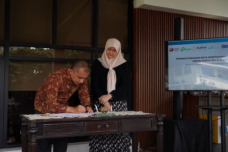 Penandatanganan nota kesepahaman PLN UID Jawa Barat dan SUN Energy (27/07/2023).