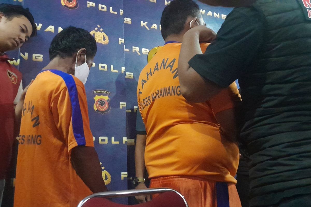 Dua tersangka penipuan dan pembunuhan seorang pegawai honorer RSUD Karawang saat press release pengungkapan kasus itu di Mapolres Karawang, Jumat (10/11/2023).