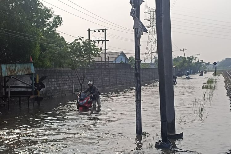 Jalan Ngablak, Kecamatan Gayamsari, Kota Semarang, Jawa Tengah masih terendam air