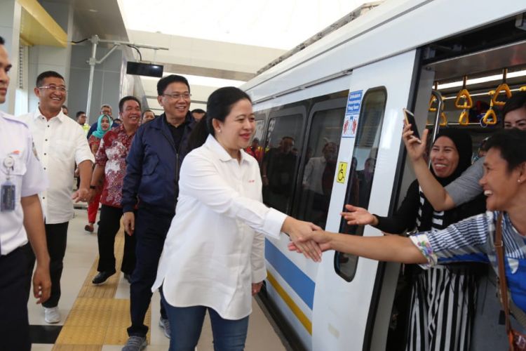 Menko PMK Puan Maharani saat mencoba light rail transit (LRT) di Palembang, Sabtu(11/8/2018). 