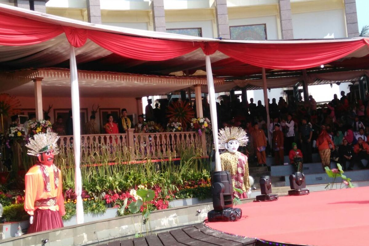 Suasana saat Presiden RI Joko Widodo dan istri, Iriana Widodo mengunjungi Lebaran Betawi 2017 di Perkampungan Budaya Betawi Setu Babakan, Jakarta, Minggu (30/7/2017).