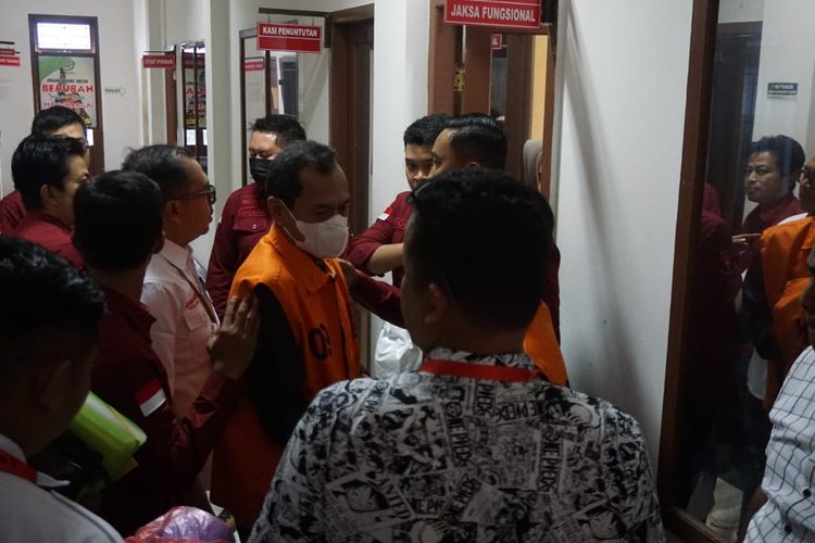 Dua tersangka wakil ketua DPRD Bangka Belitung ditahan jaksa dan mengenakan rompi oranye, Rabu (29/3/2023).