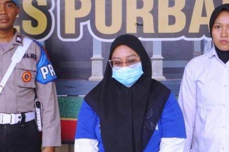 FNR ketika dihadirkan dalam konferensi pers di Mapolres Purbalingga, Jawa Tengah. Mahasiswi 21 tahun itu menjadi pelaku penipuan dengan modus bisa memasukkan korbannya menjadi PNS.