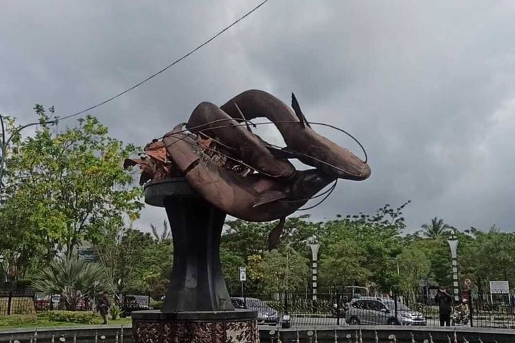 Tugu Ikan Selais yang roboh di Jalan Jenderal Sudirman, Kota Pekanbaru, Riau, Kamis (23/2/2023).