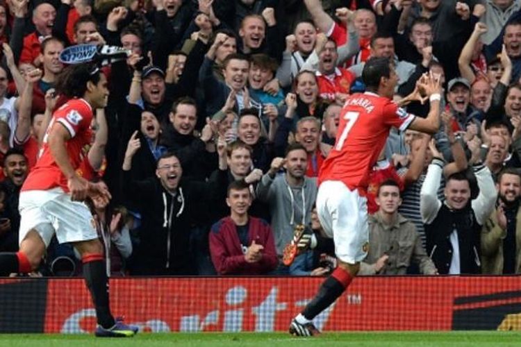 Gelandang Manchester United, Angel di Maria (kanan), merayakan gol ke gawang Everton pada laga Premier League di Old Trafford, Manchester, Minggu (5/10/2014).