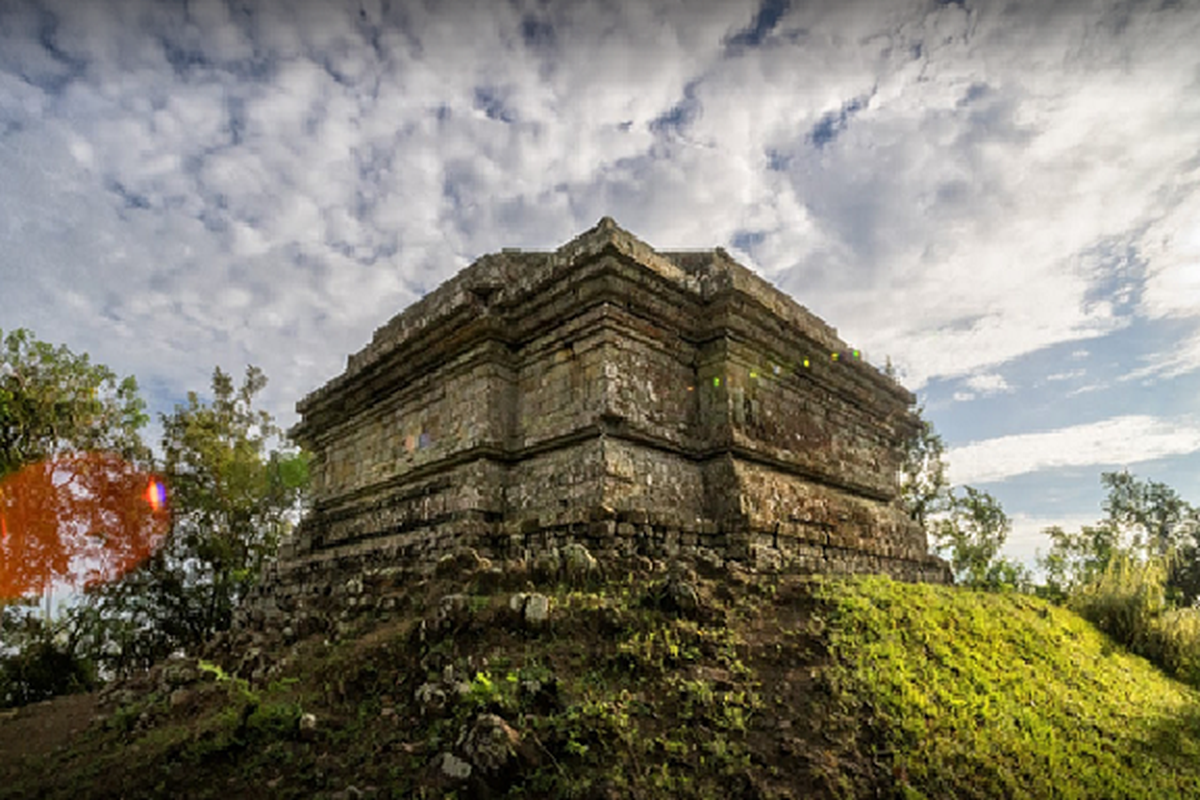 Candi Dadi di Tulungagung berdiri kokoh di puncak perbukitan, menjadi saksi bisu jejak peradaban Majapahit sekaligus menawarkan panorama alam yang memukau.