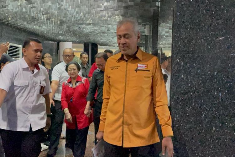 Sekjen Partai Hanura (berbaju kuning depan) Kodrat Shah saat berkunjung di Gedung High End, Jakarta Pusat.