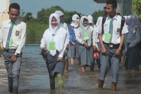 Siswa SMA di Ogan Ilir Mengikuti Ujian Nasional di Tengah Banjir