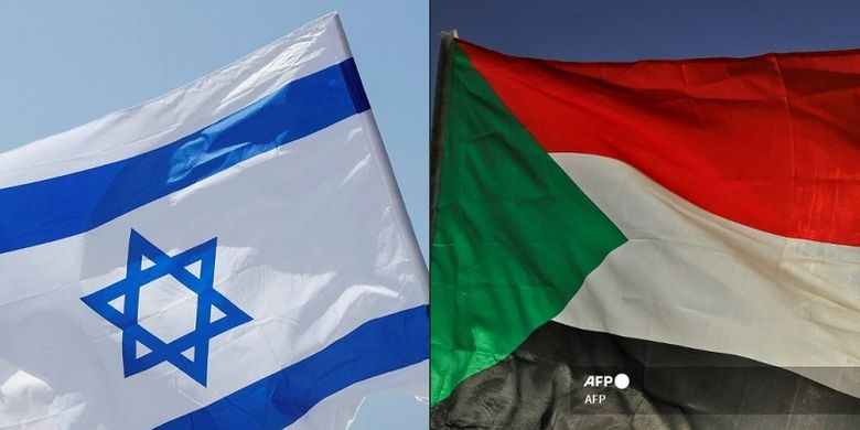 Kombinasi gambar yang dibuat pada tanggal 23 Oktober 2020 ini menunjukkan (Kiri ke Kanan) sebuah bendera Israel selama rapat umum di kota pesisir Tel Aviv pada tanggal 19 September 2020; dan bendera Sudan selama pertemuan di timur ibu kota Khartoum pada 3 Juni 2020.