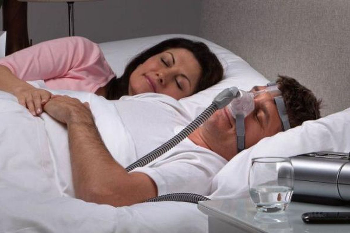 Ilustrasi penggunaan CPAP pada pasien sleep apnea