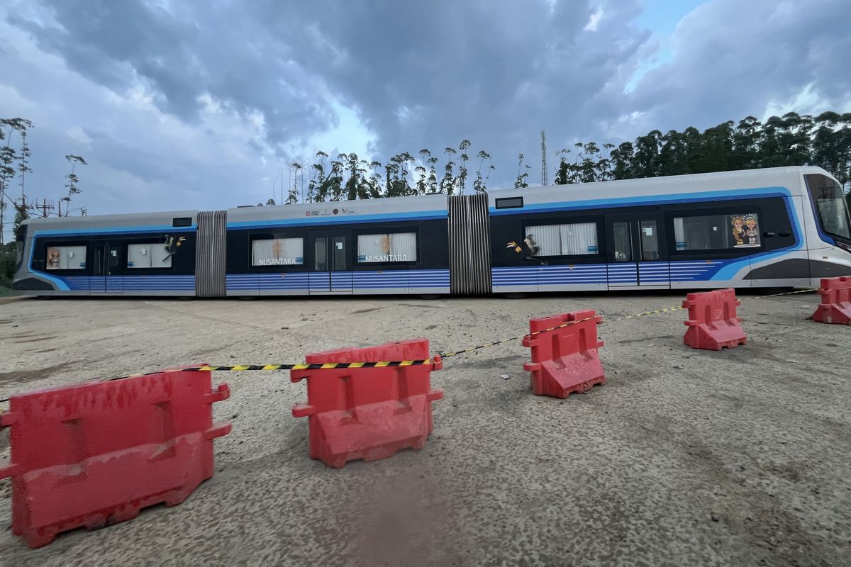 Rolling stock trem buatan CRRC Sifang masih teronggok di Bundaran Jalan Sumbu Kebangsaan Sisi Timur, Ibu Kota Nusantara (IKN), Jumat (8/11/2024)
