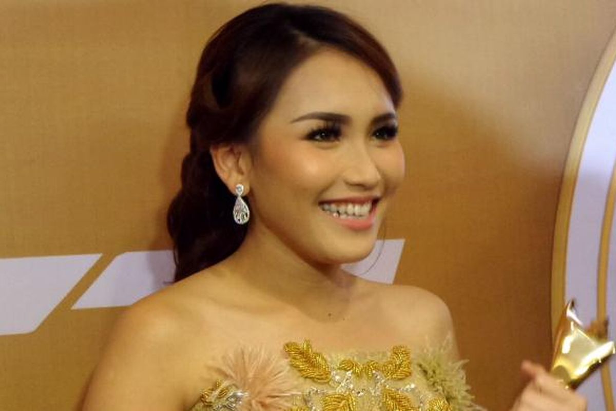 Ayu Ting Ting mengenggam trofi Penyanyi Dangdut Paling Sosmed pada acara Anugerah Dangdut Indonesia 2016 di Studio 14 MNCTV, Jakarta, pada Senin (5/12/2016) malam.