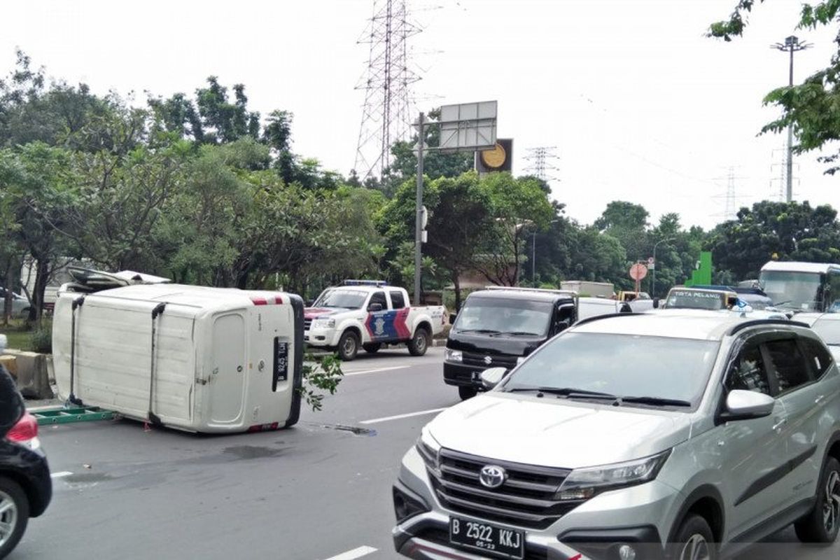 Sebuah minibus bermuatan kabel optik terguling usai menabrak pembatas jalan di Jalan DI Panjaitan, Cawang, Jakarta Timur, Senin (1/6/2020) siang.