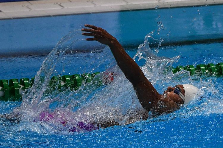 Perenang Indonesia, I Gede Siman Sudartawa memacu kecepatannya pada final 100 meter Gaya Punggung Putra Asian Games ke-18 di Aquatic Center, Gelora Bung Karno, Jakarta Pusat, Minggu (19/8/2018). Siman gagal meraih medali.