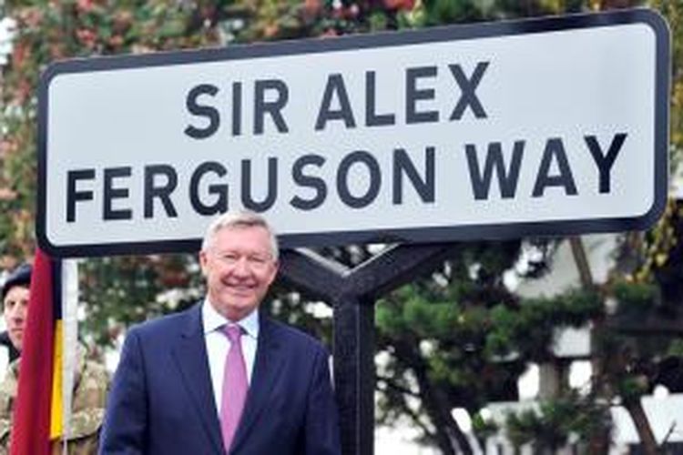 Mantan pelatih Manchester United, Sir Alex Ferguson saat peresmian jalan dengan namanya di kompleks Stadion Old Trafford, Senin (14/10/2013). 