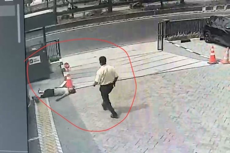 Momen Sopir Taksi Online Ambruk Saat Tunggu Cas Mobil di Cengkareng, Berujung Meninggal