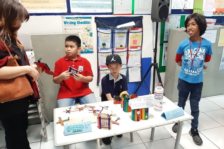 Sejumlah barang daur ulang yang dijual pada Business Day 2019 Sekolah HighScope Indonesia bertema Sustainability: a Maker Culture.