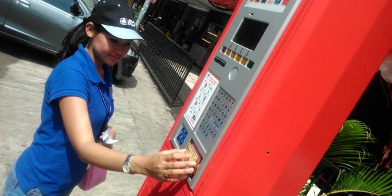 Petugas dari bank rekanan mempraktekkan cara tapping (menempel) kartu di Terminal Parkir Elektronik (TPE) di Jl. Boulevard Raya, Kelapa Gading, Jakarta Utara, Rabu 25/3/2015).
