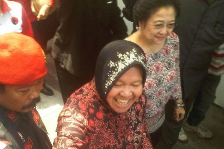 Risma kawal Megawati ke rumah tempat kelahiran Soekarno di Surabaya.