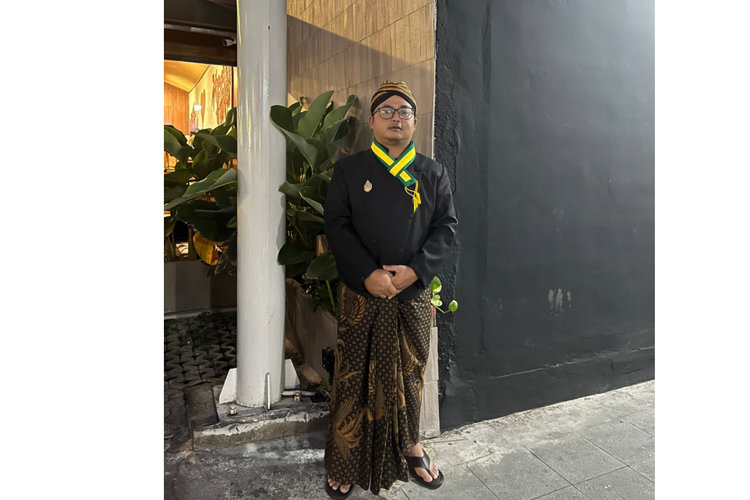 Gaya Peserta Pria Kirab 1 Suro, Tampil Maksimal dengan Busana Jawa
