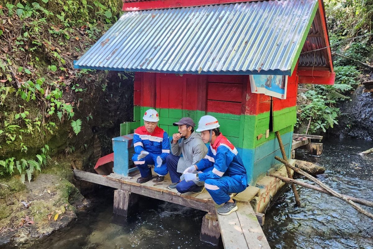 Program Desa Energi Berdikari Pertamina di Desa Singapure Selatan. Kilang Pertamina Internasional menggandeng masyarakat memanfaatkan potensi air yang melimpah dan sinar matahari menjadi energi baru terbarukan.