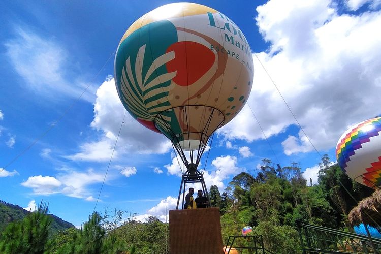 Wahana balon udara di area The Lodge Maribaya, Lembang, Bandung Barat, Jawa Barat.