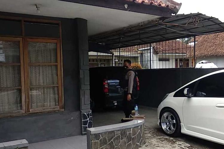 Tim Sabhara Polresta Tasikmalaya berhasil menggerebek sebuah rumah dijadikan penampungan miras lokal dan impor di Kecamatan Indihiang, Kota Tasikmalaya, Kamis (4/2/2021).