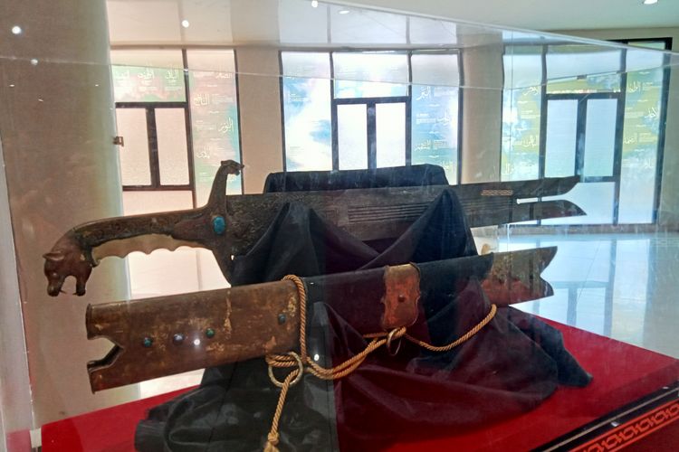 Pedang Sayyidina Khalid Bin Walid di pameran artefak nabi.