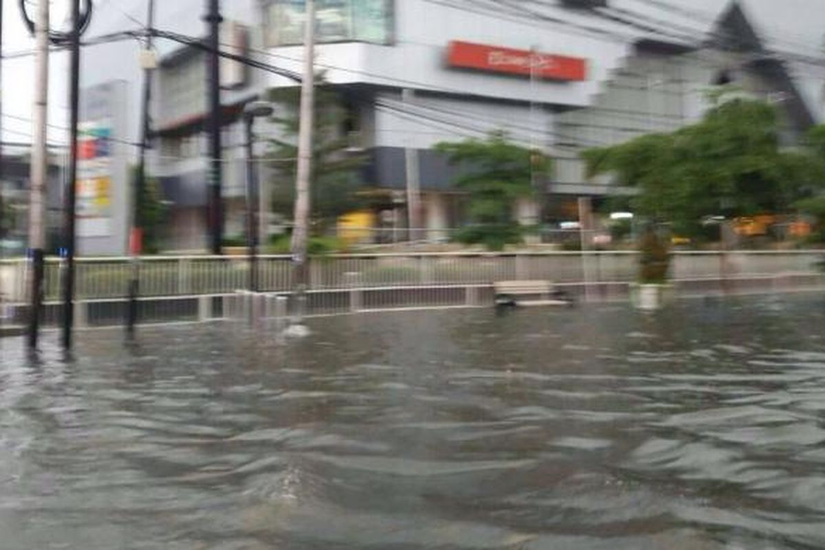 Banjir di depan mal Arion, Jakarta Timur, Selasa (21/2/2017).