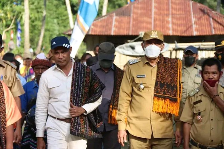 Foto: Gubernur NTT, Viktor Bungtilu Laiskodat didampingi Bupati Ende Djafar H. Achmad.