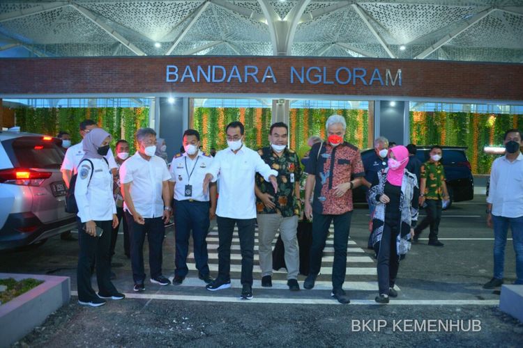 Menteri Perhubungan (Menhub) Budi Karya Sumadi saat meninjau Bandara Ngloram di Kecamatan Cepu, Kabupaten Blora, Jawa Tengah pada Kamis (16/12/2021).