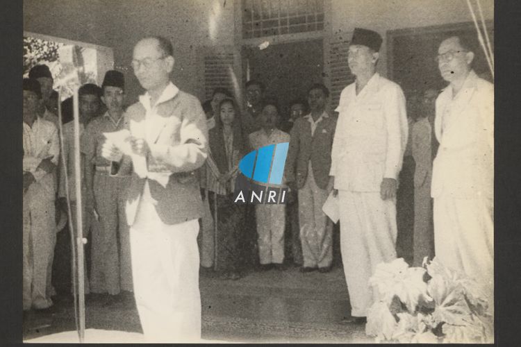 Suasana saat pembacaan teks proklamasi kemerdekaan Republik Indonesia di rumah Soekarno di Jalan Pegangsaan Timur Nomor 56, Jakarta (sekarang Jalan Proklamasi Nomor 5, Jakarta Pusat) pada 17 Agustus 1945.