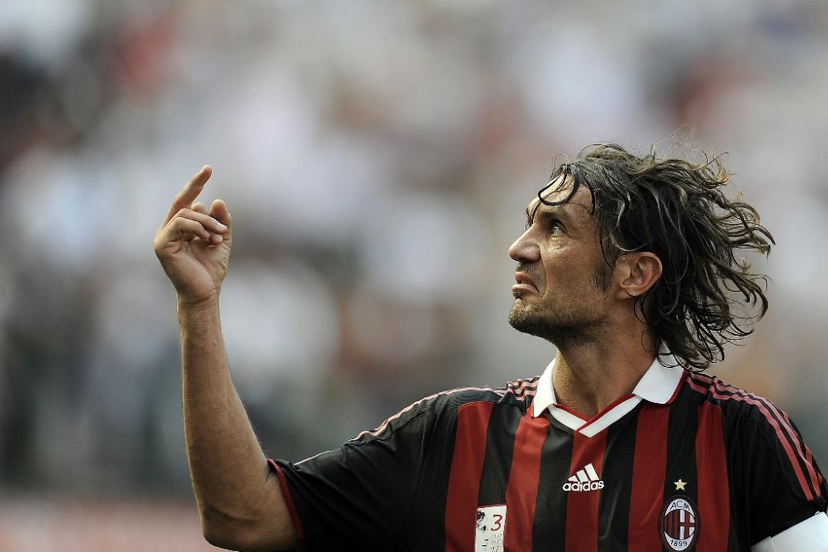 Paolo Maldini menjalani partai AC Milan kontra AS Roma pada lanjutan Serie A di San Siro, 24 Mei 2009.