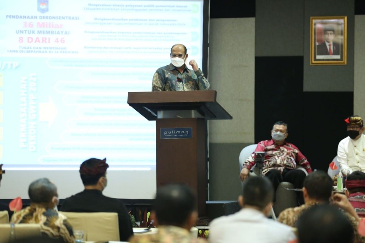 Direktur Jenderal (Dirjen) Bina Adwil Kemendagri Safrizal ZA saat berada di Rapat Monitoring dan Evaluasi (Monev) Pelaksanaan Tugas dan Wewenang Gubernur sebagai Wakil Pemerintah Pusat.