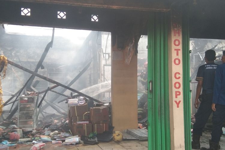 Sebuah tempat foto kopi di Kampung Kepuh Annur, RT 002, RW 006, Kelurahan Karangpawitan, Kabupaten Karawang dilalap si jago merah, Rabu (3/8/2022).