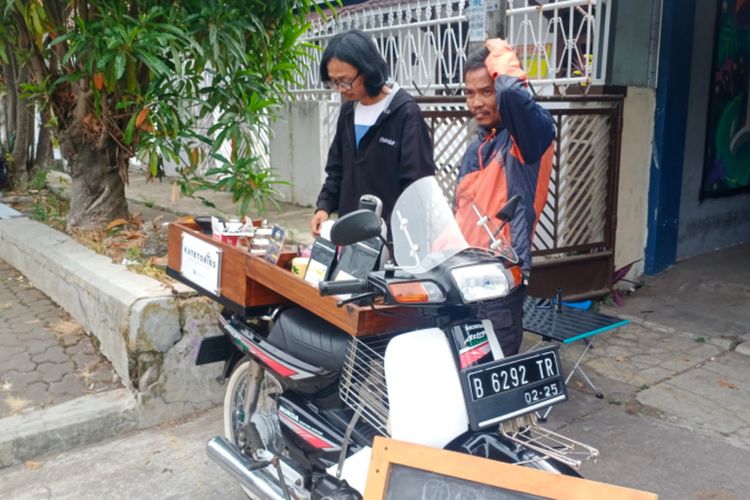 Ihsan Saefulloh saat melayani penikmat kopi premium Garutan, di atas motor antik miliknya di bilangan Jalan Patriot komplek Pemerintahan Pemkab Garut, Kamis (01/09/2022)