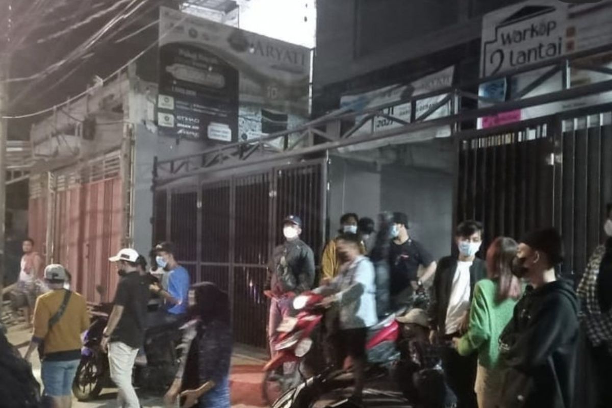 Sejumlah pengunjung kawula muda di warung kopi kawasan Koja, Jakarta Utara bubar saat petugas gabungan mendatangi tempat tersebut dalam rangka operasi yustisi pembatasan mobilitas masyarakat pada Sabtu (18/9/2021) malam.
