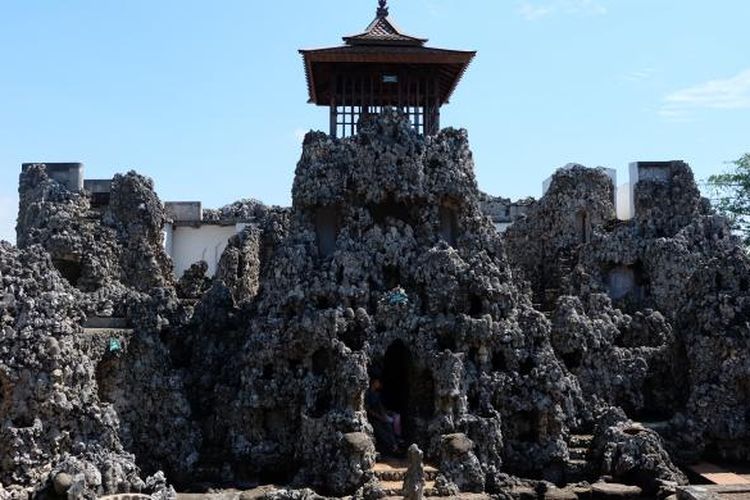 Situs bersejarah di tengah kota Cirebon, Gua Sunyaragi.