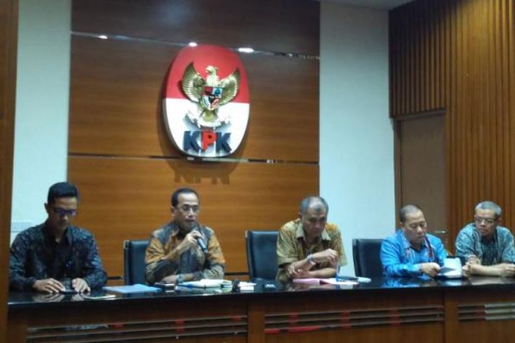 Menteri Perhubungan Budi Karya Sumadi dan Ketua KPK Agus Rahardjo di gedung KPK, Jakarta, Senin (13/3/2017)