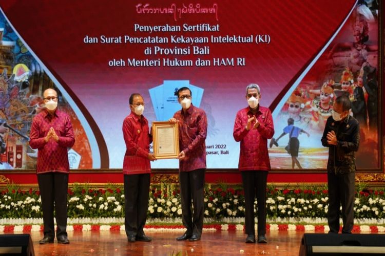 Menteri Hukum dan Hak Asasi Manusia (Menkumham) Yasonna H Laoly menyerahkan 46 surat pencatatan ciptaan dan 17 sertifikat merek kepada Gubernur Bali Wayan Koster.