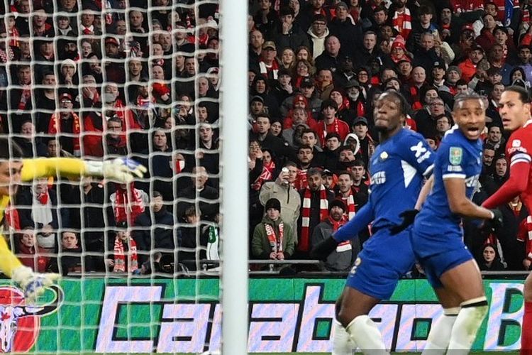 Bek Liverpool Virgil van Dijk mencetak gol pada perpanjangan waktu dalam pertandingan final Piala Liga Inggris antara Chelsea vs Liverpool di Stadion Wembley, di London, pada 25 Februari 2024.