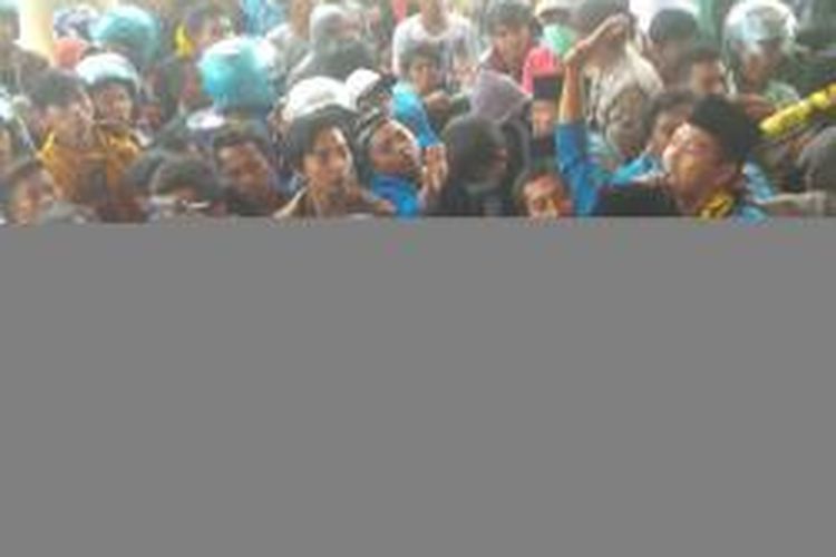 Massa PMII Pamekasan saat aksi di depan kantor Bupati Pamekasan, terlibat kericuhan dengan aparat kepolisian, Senin (8/9/2014).