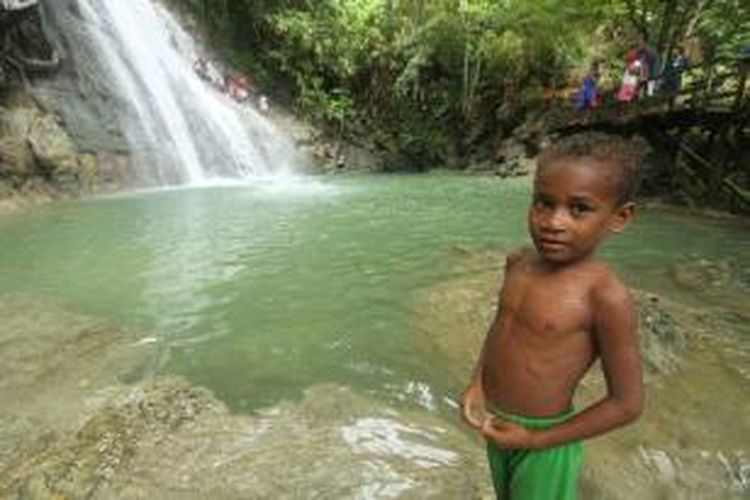 Sejumlah anak bermain di kawasan wisata Air Terjun Wafsarak, Kampung Amoi, Distrik Warsa, Kabupaten Biak Numfor, Papua, Senin (9/7/2012). Kawasan wisata alam yang ada di Biak Utara ini dapat ditempuh dengan kendaraan selama 1 hingga 1,5 jam perjalanan dari Kota Biak. Pengunjung ditarik biaya masuk Rp.25000 per kendaraan.