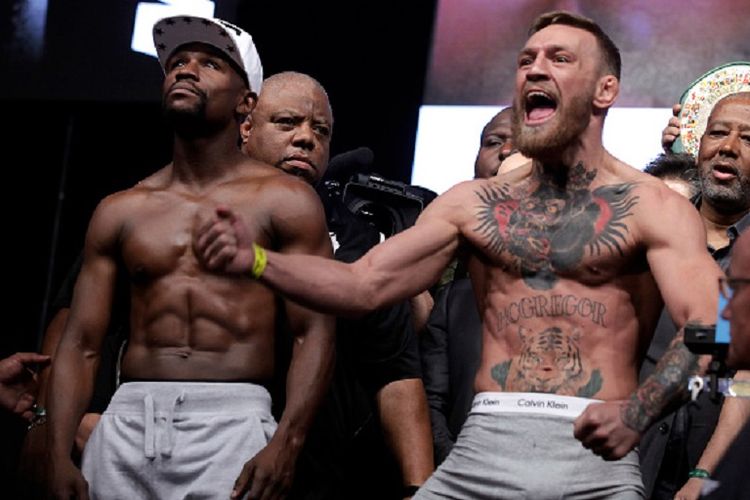 Perang urat syaraf dilakukan Conor McGregor kepada Floyd Mayweather pada acara timbang badan, Jumat (25/8/2017), jelang duel keduanya.