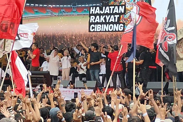 Suasana kampanye akbar Ganjar-Mahfud di Stadion Pakansari, Cibinong, Bogor, Jawa Barat, Jumat (9/2/2024) saat Ganjar dinyanyikan lagu Pesawat Tempur milik Iwan Fals.